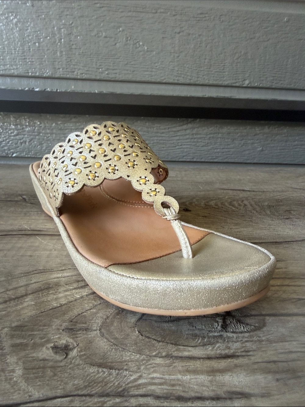 L’ Amour Des Pieds Women’s Gold Scalloped Toe-Post Sandals Stud Accents size 9
